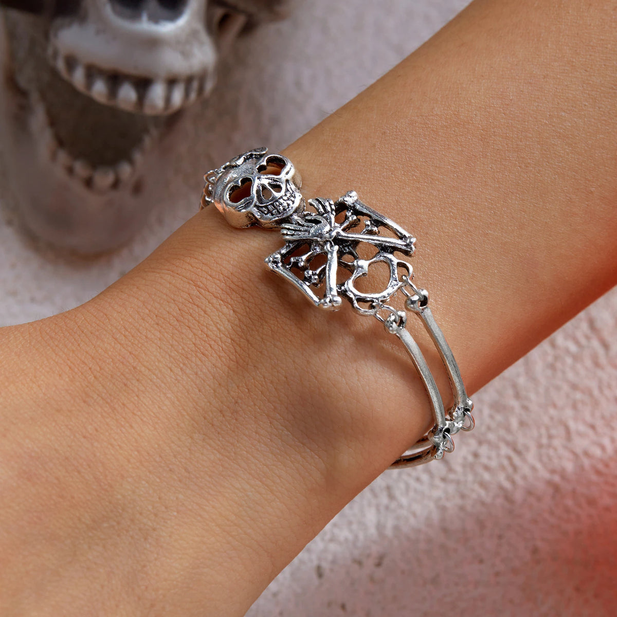 💀 Pulsera Gótica Mano de Esqueleto y Calavera Vintage | Brazalete Halloween